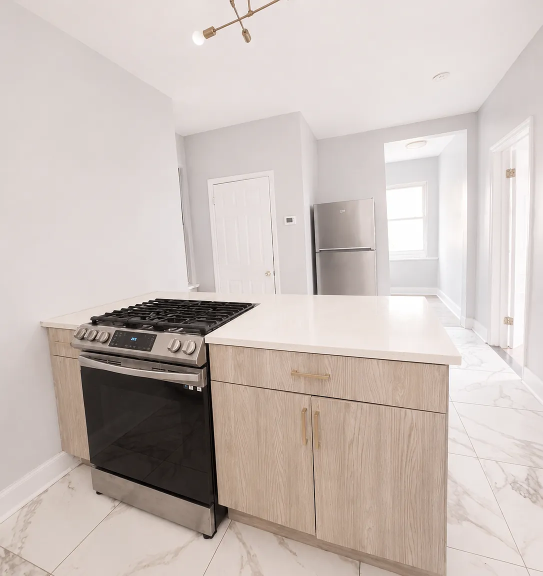 4 bed, 1100 sqft, $2,395 — Photo 2