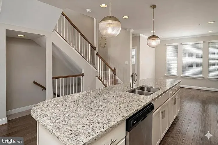 3 bed, 2272 sqft, $3,900 — Photo 2
