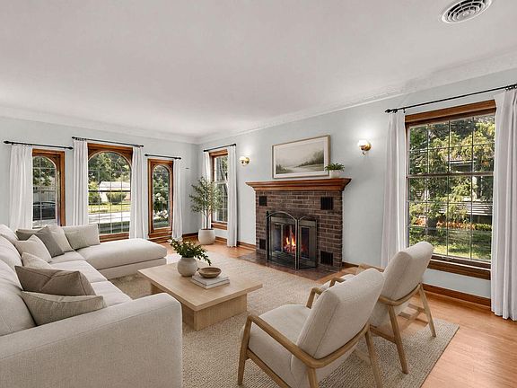 4th image of 208 W Chestnut STREET