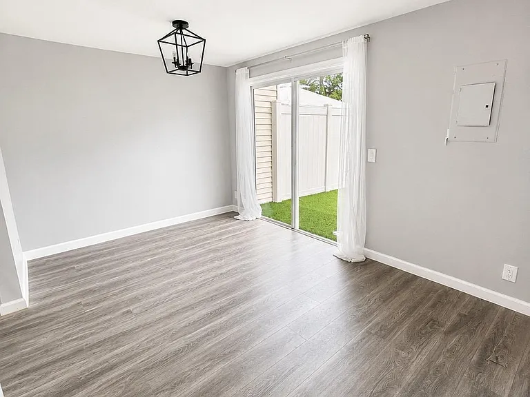 218 Old English Dr — Photo 4