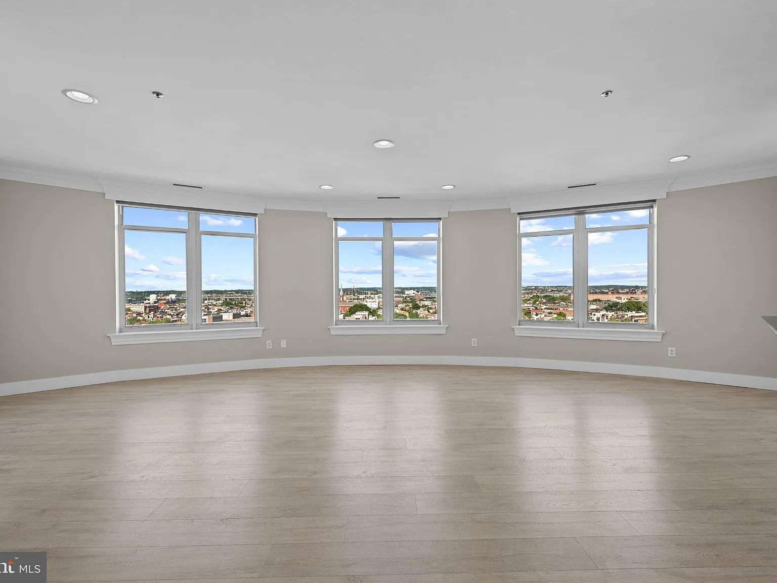 100 Harborview Dr — Photo 3