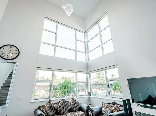 2225 Holdom Ave #304, Burnaby, BC V5B 0A1