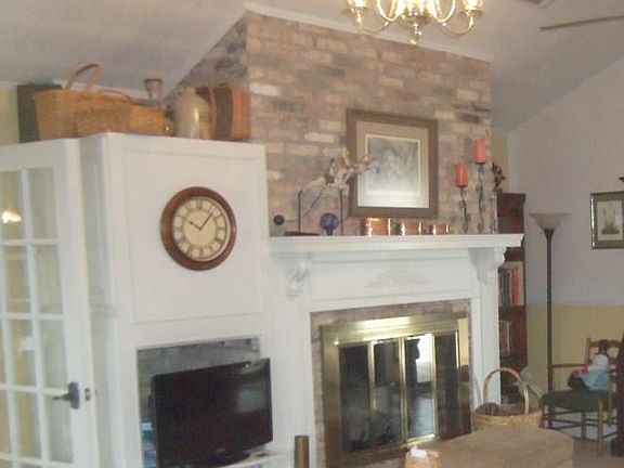 4th image of 100 Rosanna Ave