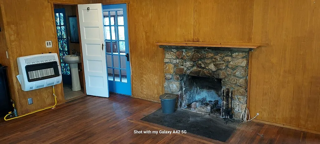 Upstairs Livingroom with Kitchen, Sunroom and 1/2 Bedroom - 2762 Highway 78 #M
