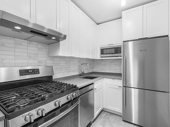 5th image of 124 W 60th St APT 24C