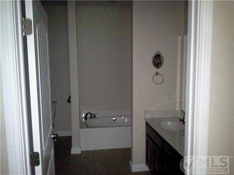 5th image of 93 Deerfield Ln