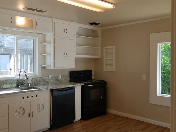 3rd image of 820 W Park St