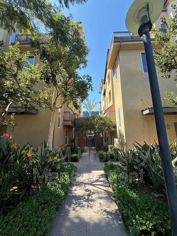 1 bed, 1.5 bath, 1252 sqft, $3,500 — Photo 2