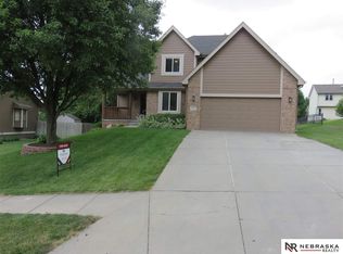 1015 Bryn Mawr Dr, Papillion, NE 68046