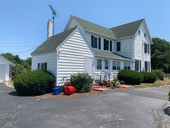 FarmHouse side driveway