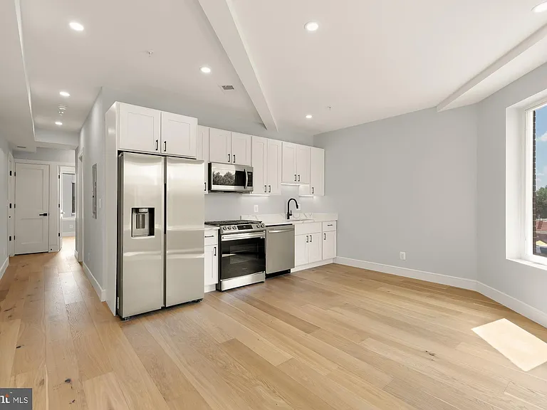 3215 Mount Pleasant St NW #202 — Photo 2