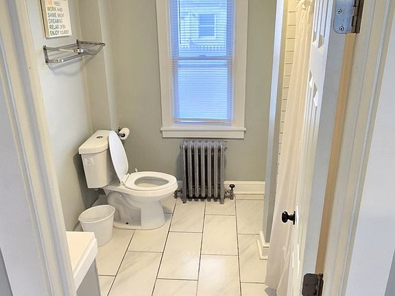 3rd image of 3 E 40th St #1