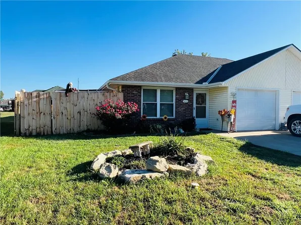 1418 SW Blue Branch Dr, Grain Valley, MO 64029