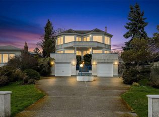 2524 Esplanade, Oak Bay, BC V8R 2W3