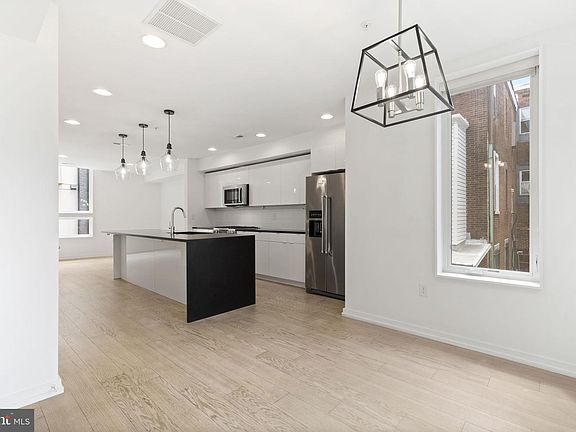 3rd image of 608 N Galloway St Unit A