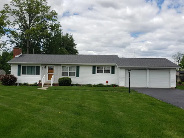 402 Woodlawn Dr, Wapakoneta, OH 45895