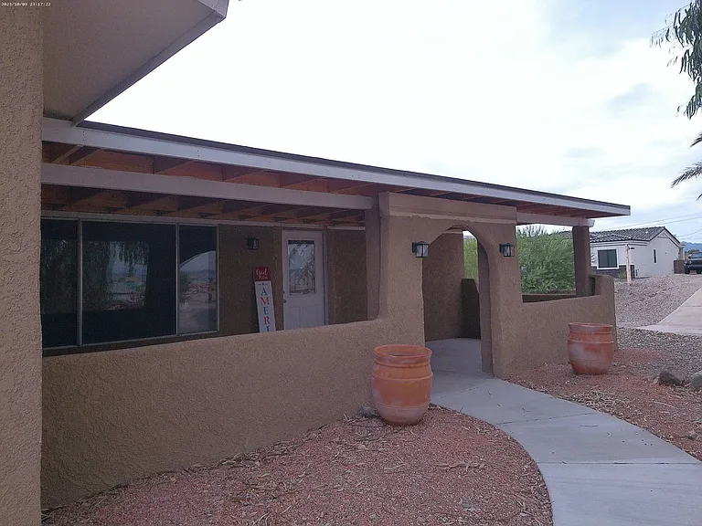1640 Emerald Dr — Photo 2