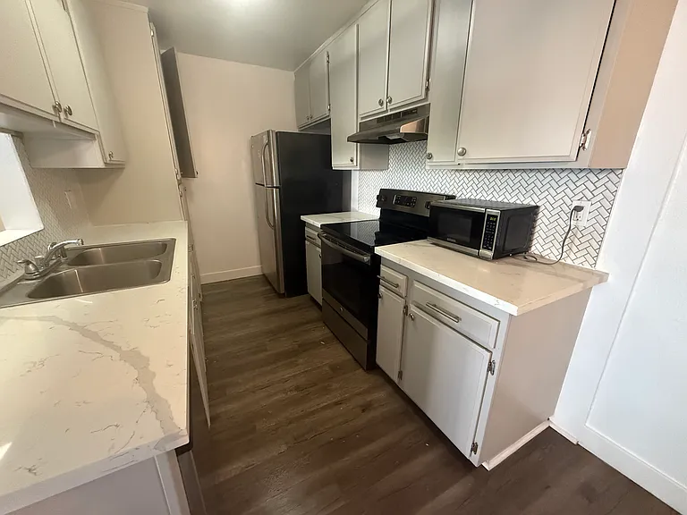 1420 North Mansfield Avenue - 205 — Photo 7