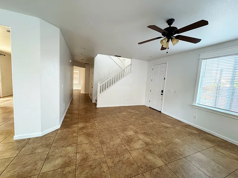 1421 Croydon Ct — Photo 5