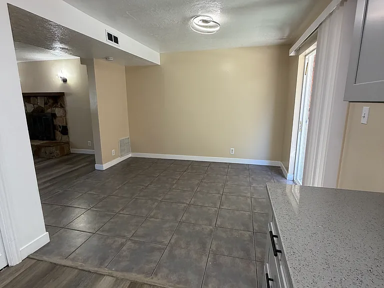 762 E Baker Dr — Photo 3