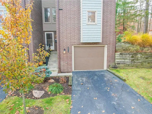 6810 W Fitzwater Rd, Brecksville, OH 44141