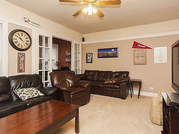 4th image of 4745 N Malden St #102