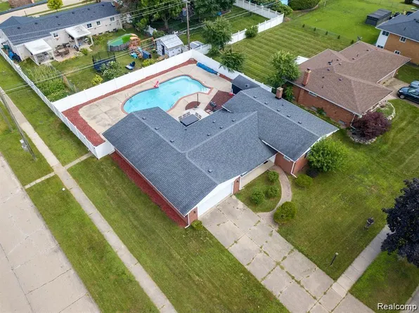 16618 Surrey St, Livonia, MI 48154