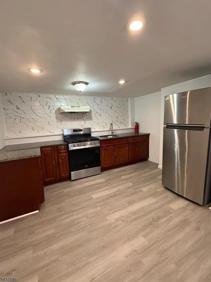 3 bed, 1.5 bath, $2,000 — Photo 4