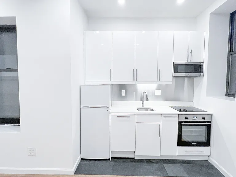 238 E 58th St #6 — Photo 3