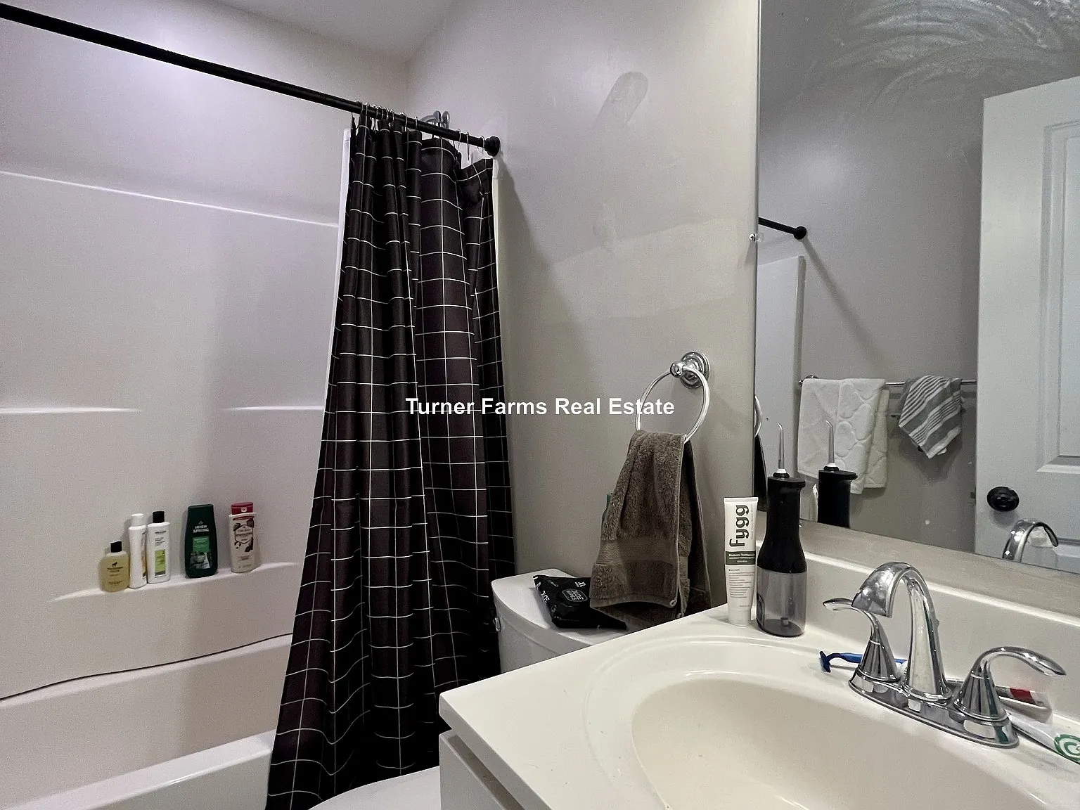 5 bed, 2.5 bath, 9999 sqft, $5,950 — Photo 3