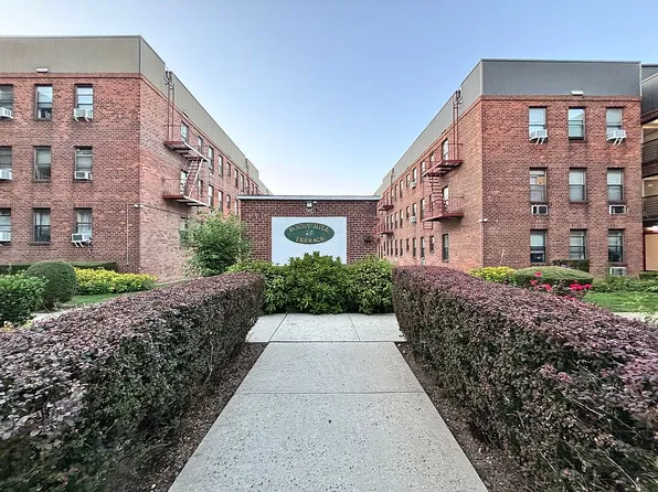 215-27 48th Ave APT 1B, Oakland Gardens, NY 11361