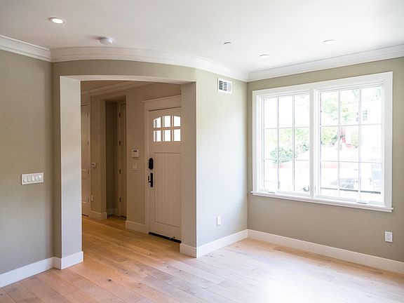 Entry and livingroom. Bright light!