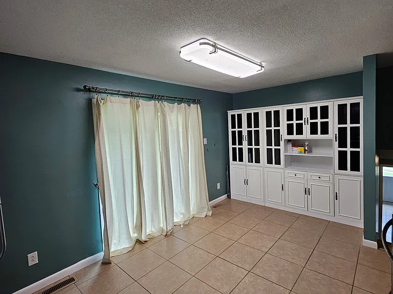 205 Edgewood St — Photo 10