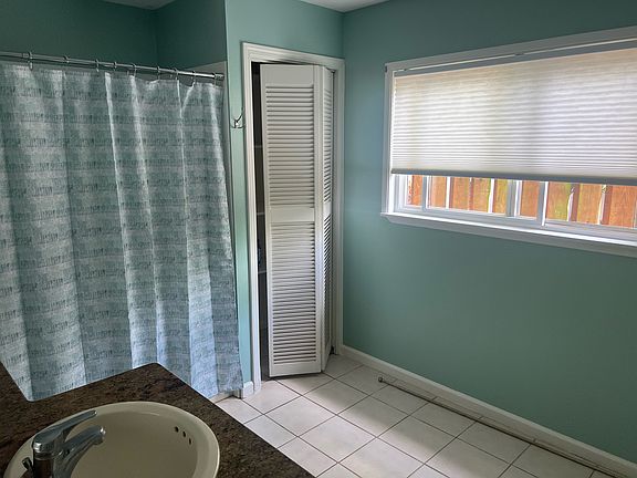 Large bathroom with tub/shower