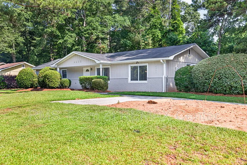 4 bed, 2.0 bath, 1440 sqft, $1,725 — Photo 2