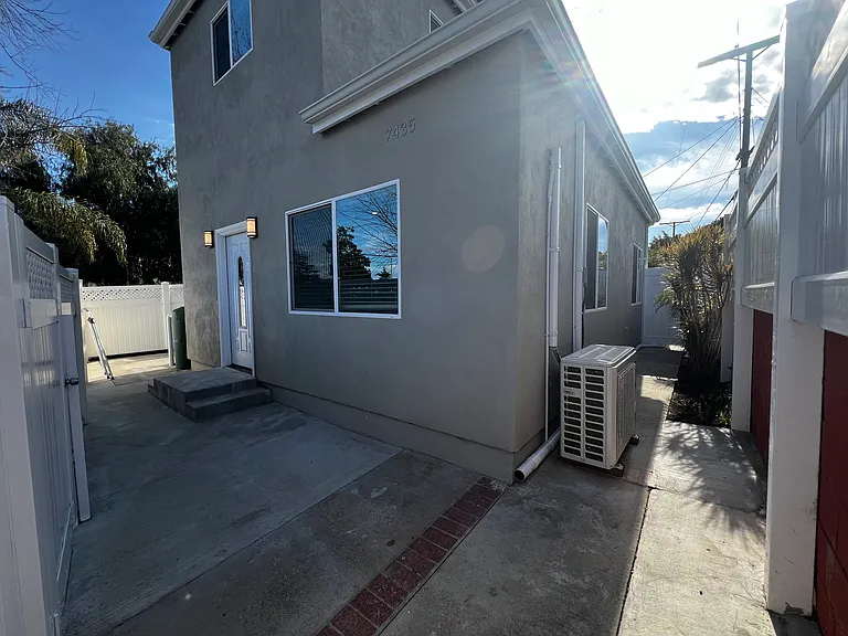 7435 Encino Ave — Photo 2