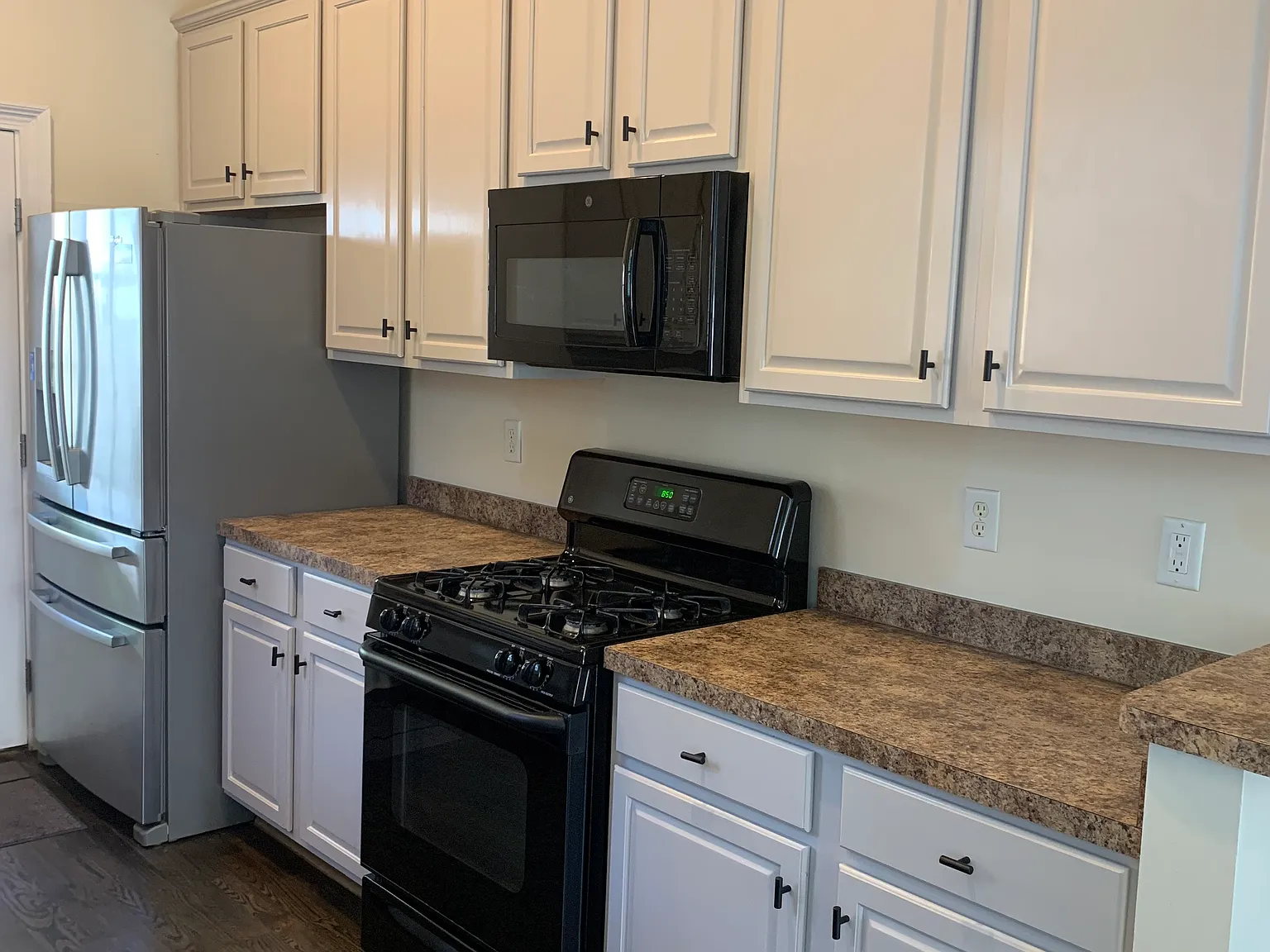3 bed, 1340 sqft, $2,100 — Photo 3