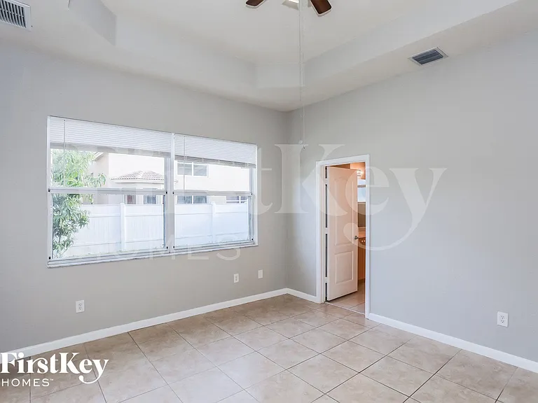 1700 NE 37th Pl — Photo 8