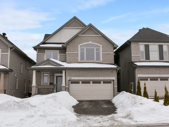 917 Littlerock St, Ottawa, ON K1T 0N2