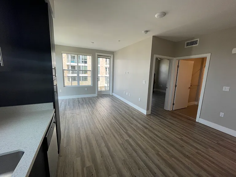 569 W Date St #502 — Photo 32