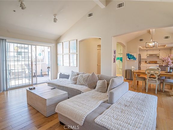 3rd image of 2517 Rockefeller Ln #B