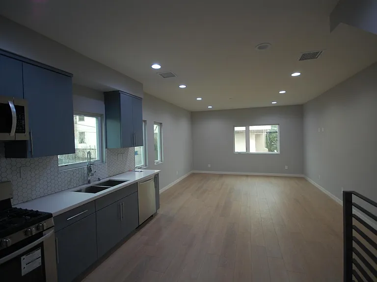 646 N Serrano Ave #D — Photo 12