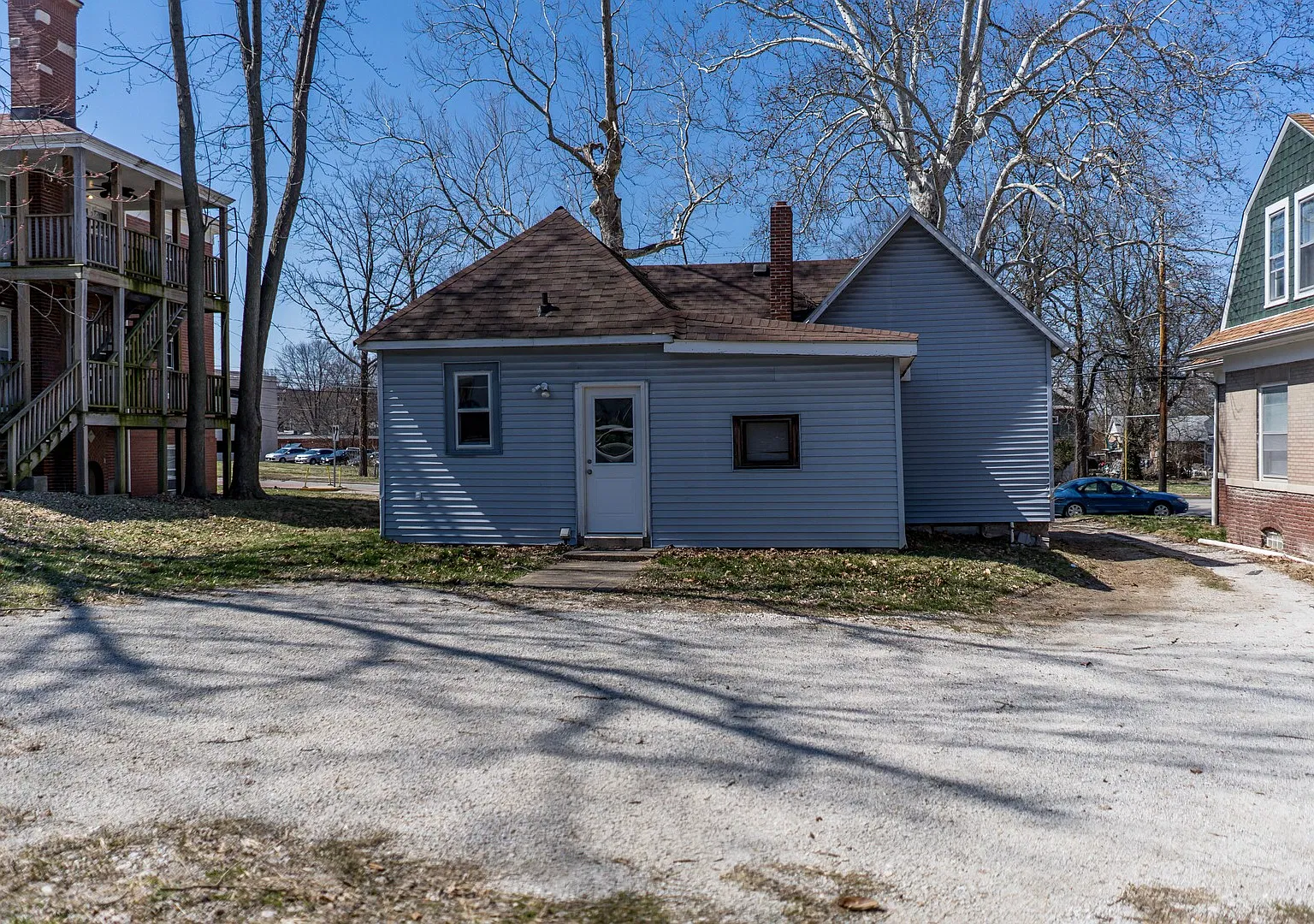 Remodeled 3 bedroom home with working fireplace! — Photo 1