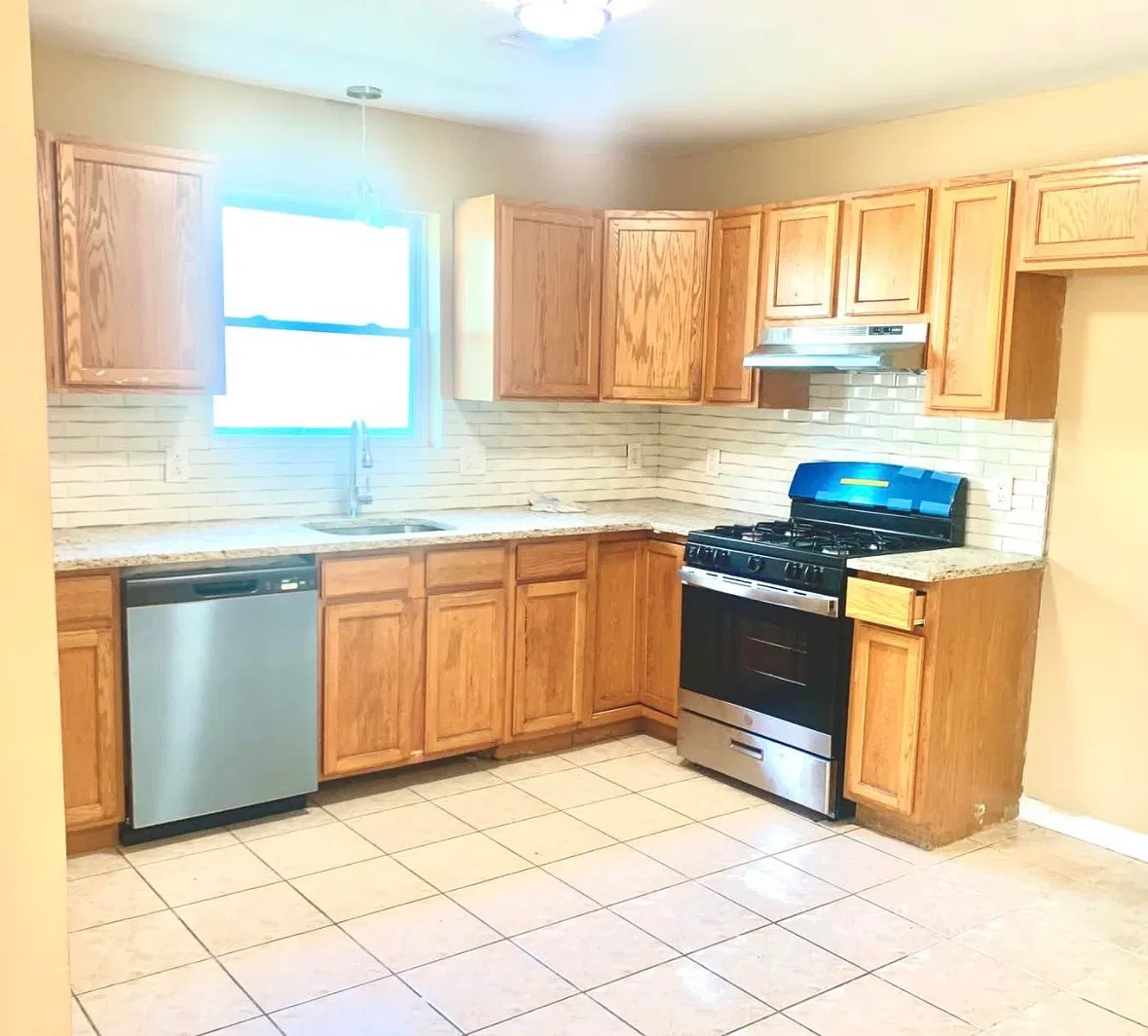 3 bed, 1100 sqft, $2,200 — Photo 4