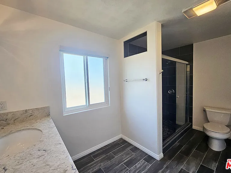22040 Wyandotte St #UPSTAIRS — Photo 16