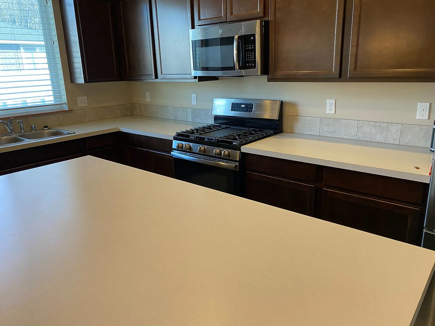 Charming 3 bed in Convenient Bremerton Location close to Ferries, Shipyard, Parks, Dining and Shops — Photo 4