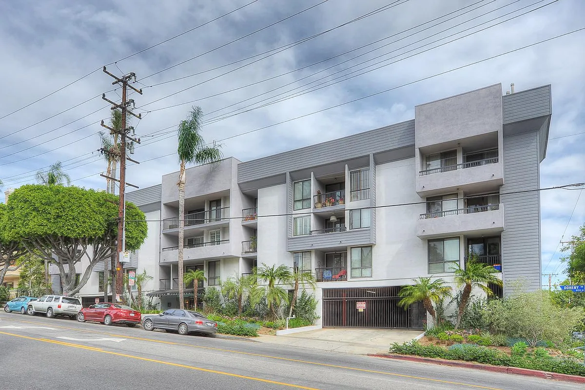 Front of building - 906 N Doheny Dr #512