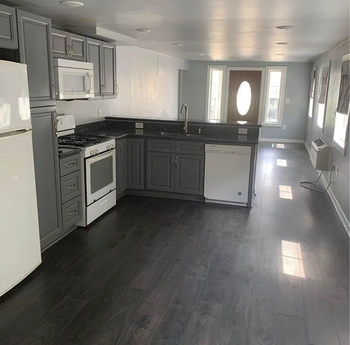 3 bed, 1350 sqft, $1,900 — Photo 3