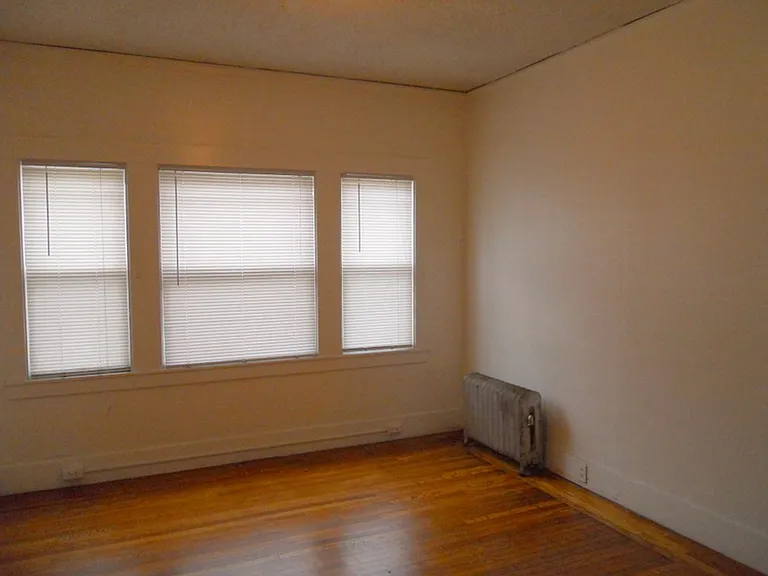 809 E 28th St — Photo 11