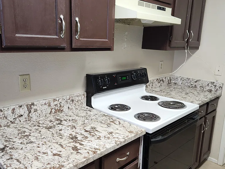 121 Oakwood Ln — Photo 4